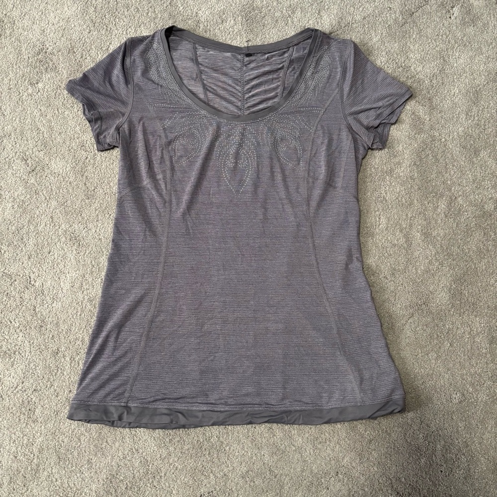 Lululemon Grey Short Sleeved Running / Workout Tee With Key Pocket Size ~8